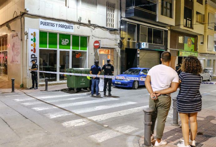 Dos hombres encapuchados sorprendieron a las víctimas cuando salían de su vivienda, ubicada en el centro