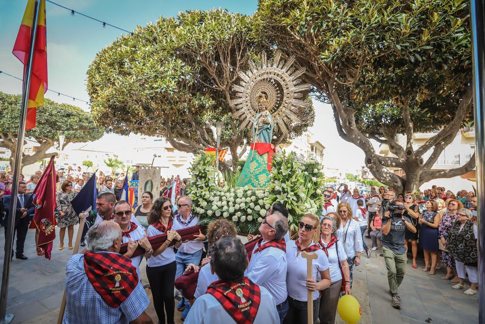 Benejúzar ha acogido el traslado de la patrona desde su santuario y un acto de homenaje a la Señera, en el día de la Comunidad Valenciana