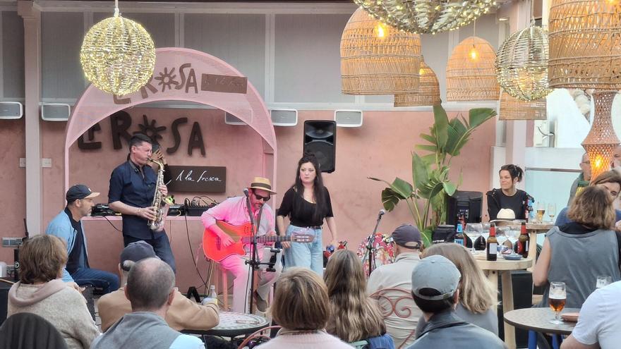 Lo ha vuelto a hacer: Xavi Gómez borda “el son” de Els Magazinos, el mercado del “buen vivir” en Dénia