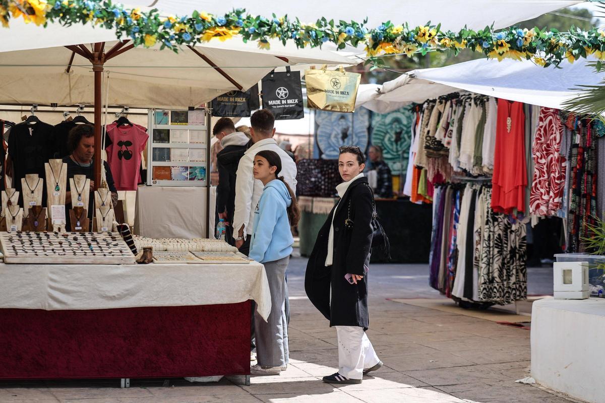 Dos jóvenes paseando por los puestos de los hippies.