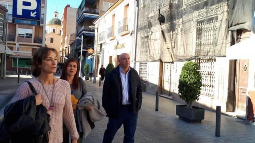 El alcalde, Jesús Villar, y la concejal de Urbanismo, Mariló Jordá, recorrieron ayer el casco antiguo.