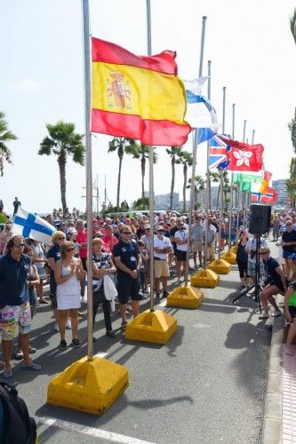 Izado de banderas de ARC y regata Dinguies (dinghies) en el muelle deportivo