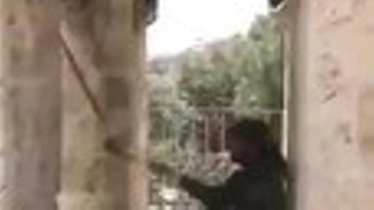 Un militar iraquí hace sonar una campana en una localidad arrebatada al Estado Islámico.