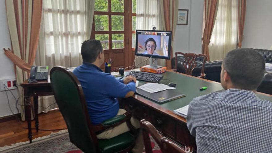 José Julián Mena (i) y José Alberto Delgado en reunión telemática con la ministra Reyes Maroto.