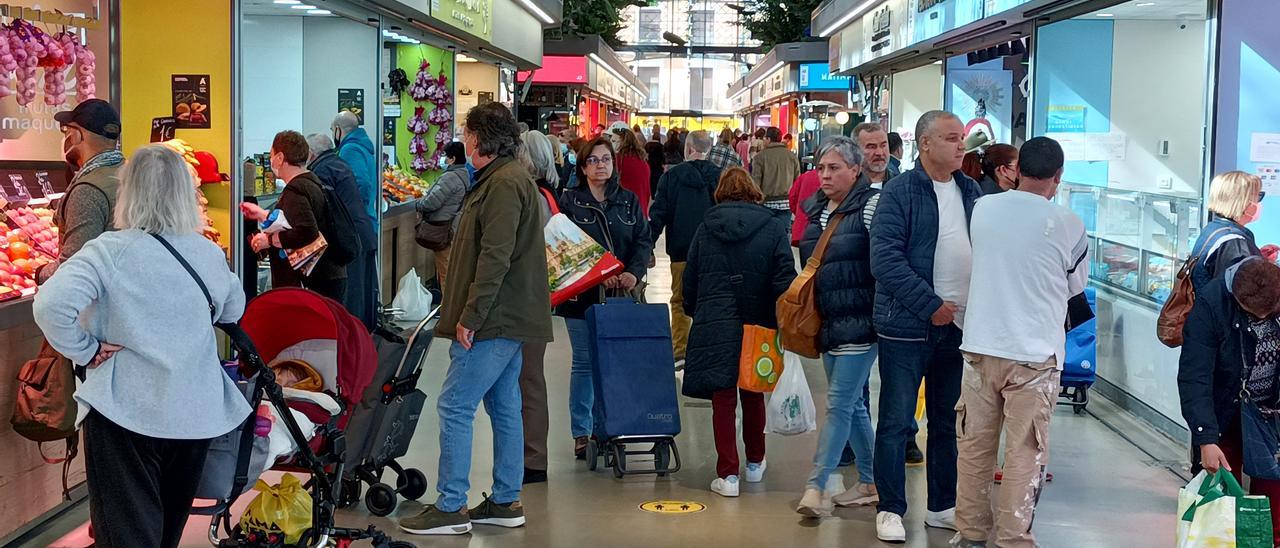 Gente con y sin mascarilla, este martes, en el Mercado central de Zaragoza.