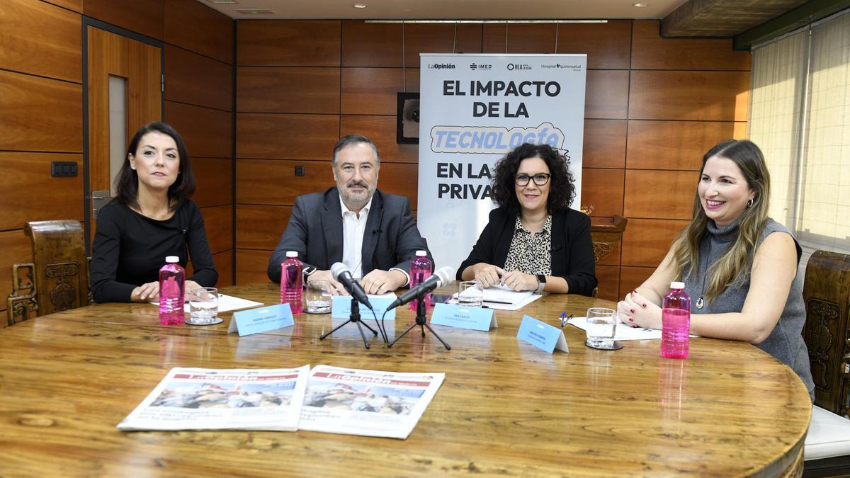 Integrantes de la mesa redonda.