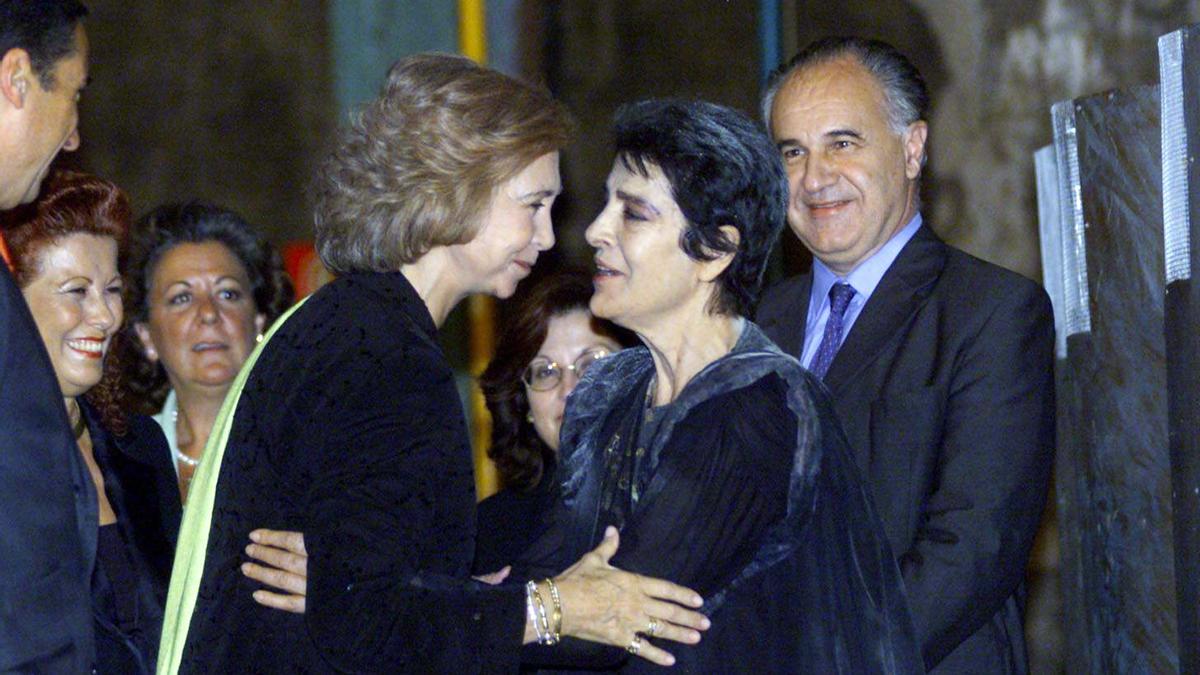 La reina emérita saluda a Irene Papas tras la representación de &quot;Las troyanas&quot; en 2001.