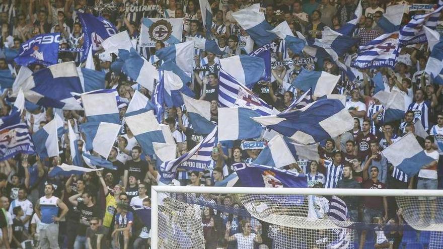 Aficionados ondean las banderas del Deportivo en un partido en Riazor.