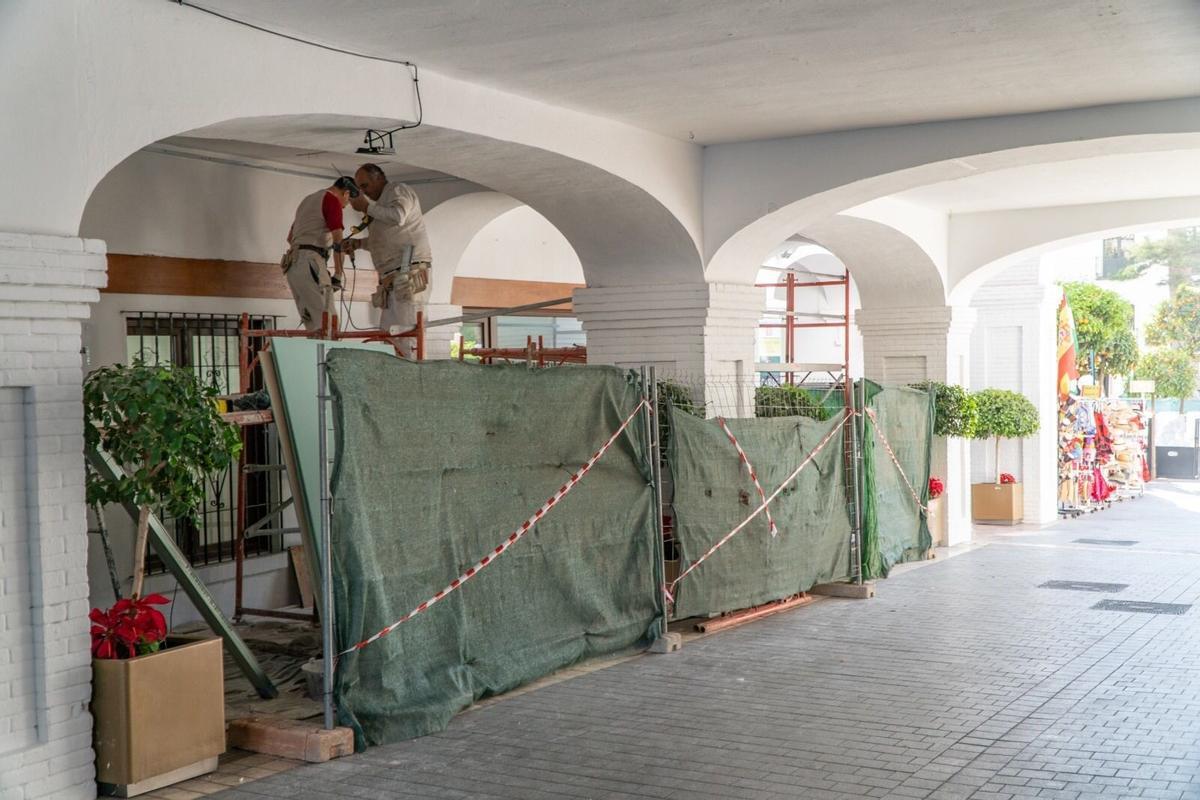Los operarios se afanan en la mejora de la iluminación del pasaje de la calle Carmen.