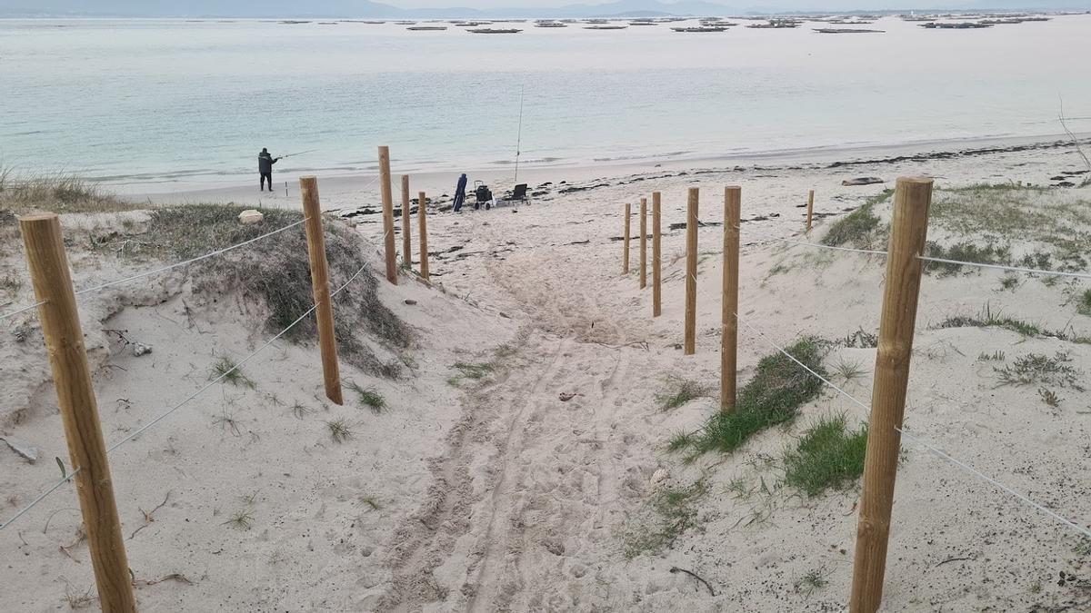 Un pescador deportivo en la playa de O Carreiro.