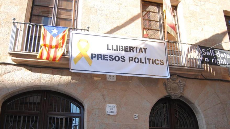 La façana de l&#039;ajuntament de Solsona, ahir.