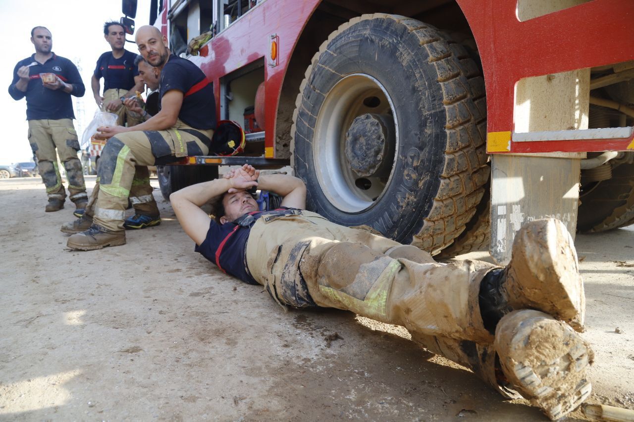Los bomberos de Córdoba ayudan a los afectados de la DANA en Masanasa