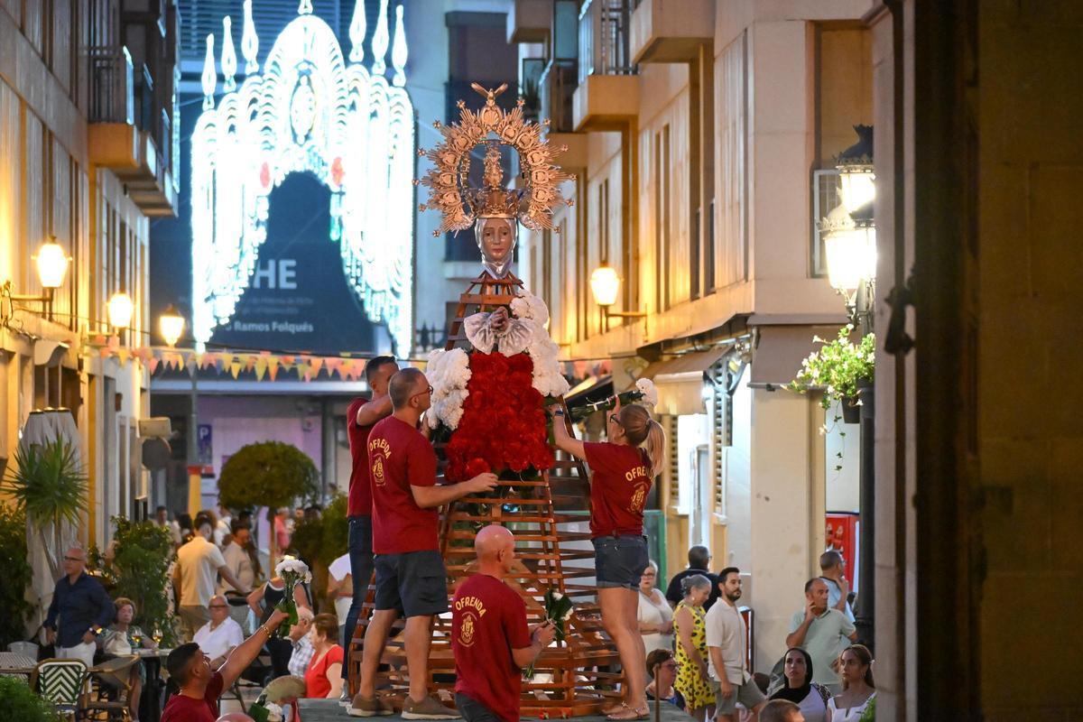 Ofrenda de flores a la patrona de Elche