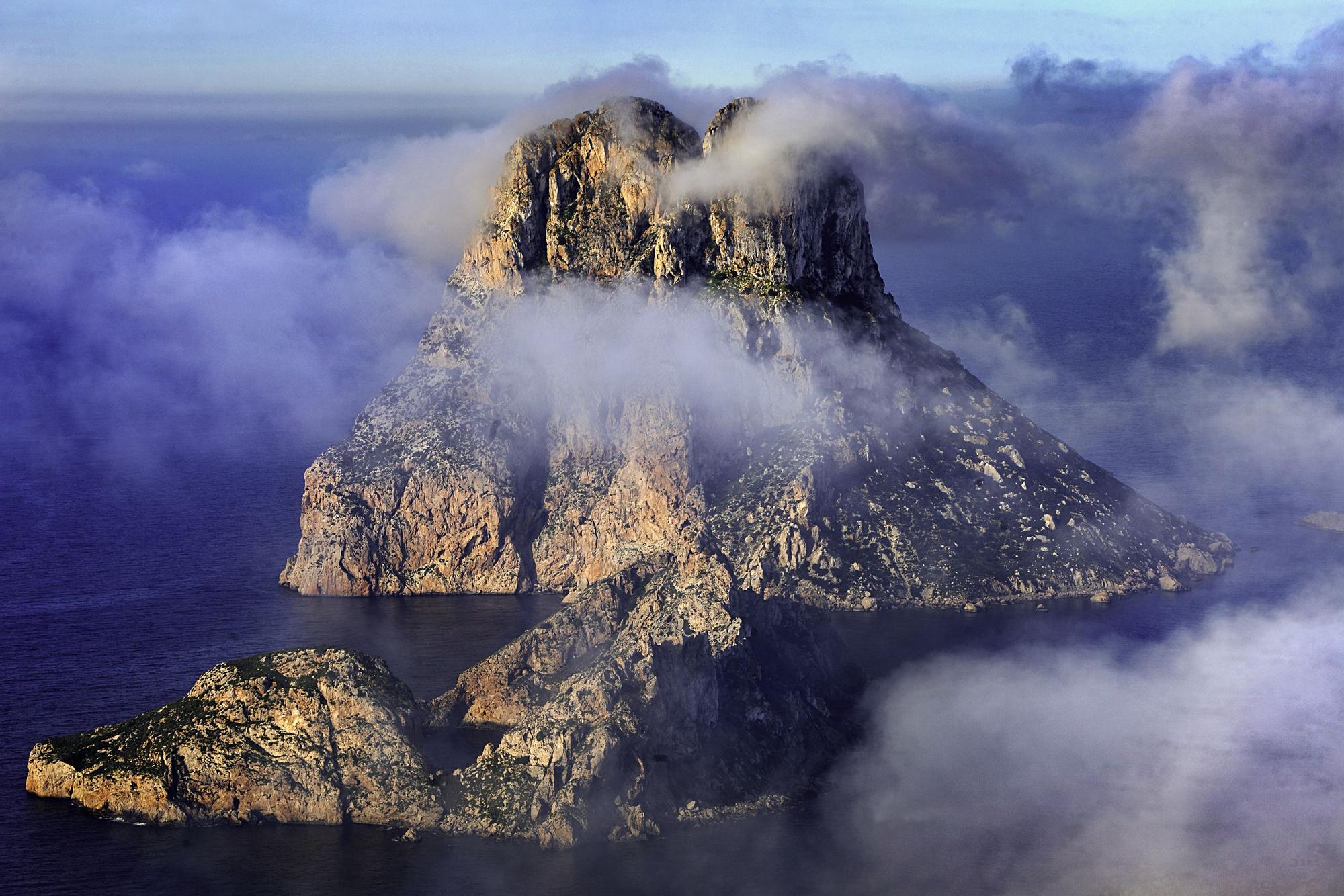 Es Vedrà entre la niebla