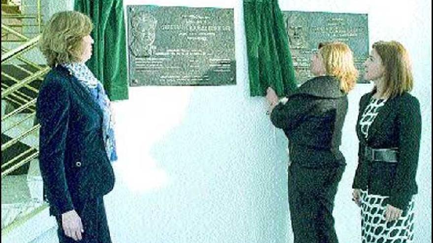 Ana Iribar (izda.), junto a Izaskun Bilbao (dcha.) y la hermana de Gregorio Ordóñez, Consuelo, que descubre la placa. / efe