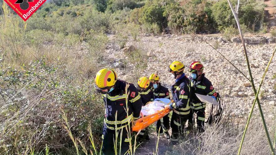 Los bomberos trasladan al herido