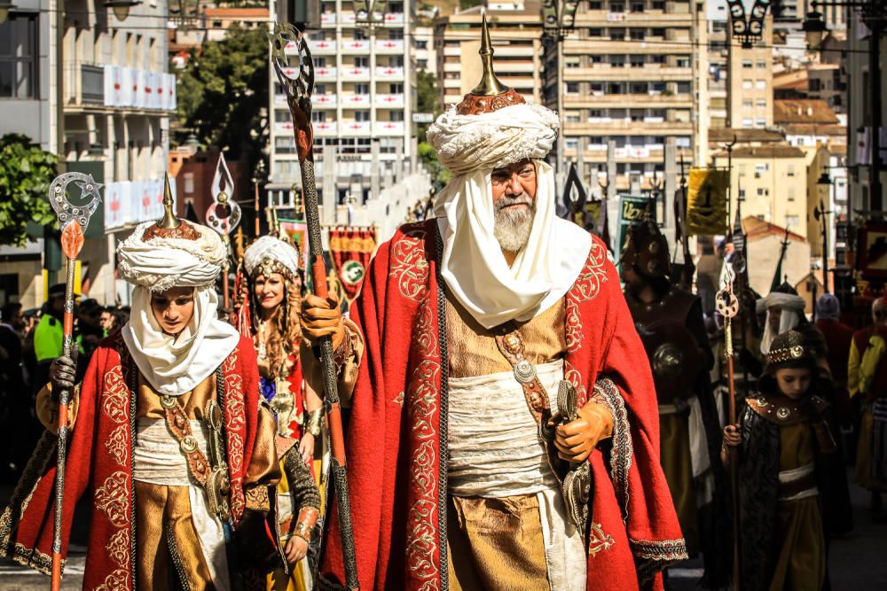 La procesión de la reliquia es uno de los actos que más agradan a los alcoyanos en el día dedicado al patrón San Jorge.