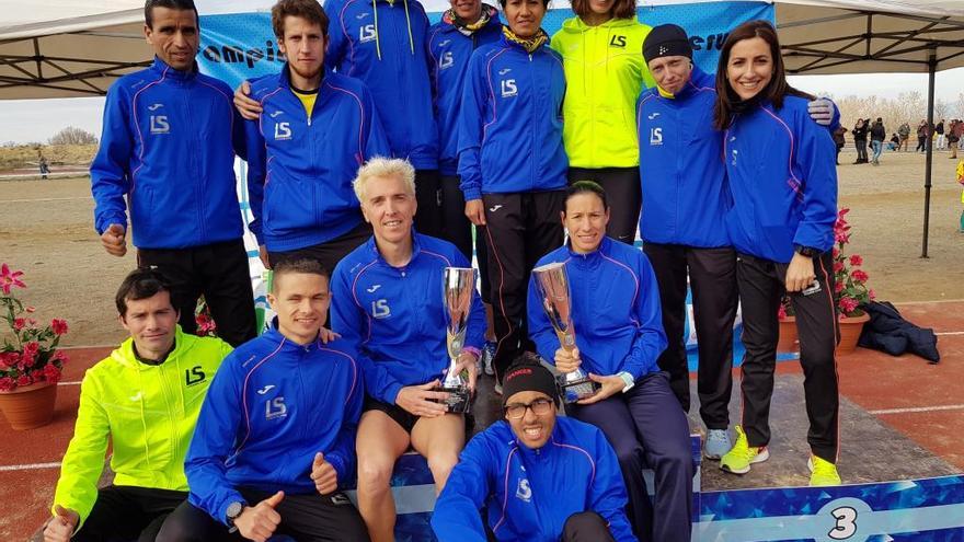 Els equips masculins i femenis de La Sansi, diumenge en el català de cros