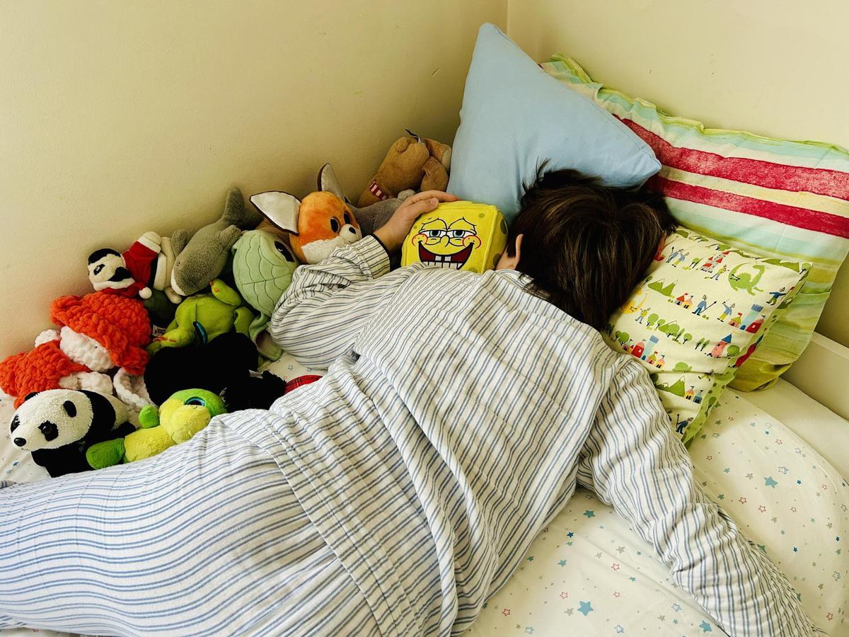 Un niño de 10 años, en su cama.