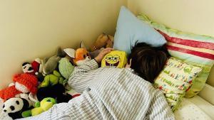 Un niño de 10 años, en su cama.