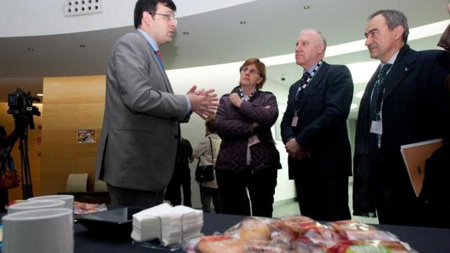 Pilar Varela y Faustino Blanco, en el centro, con responsables de CSC, durante el desayuno solidario de ayer.