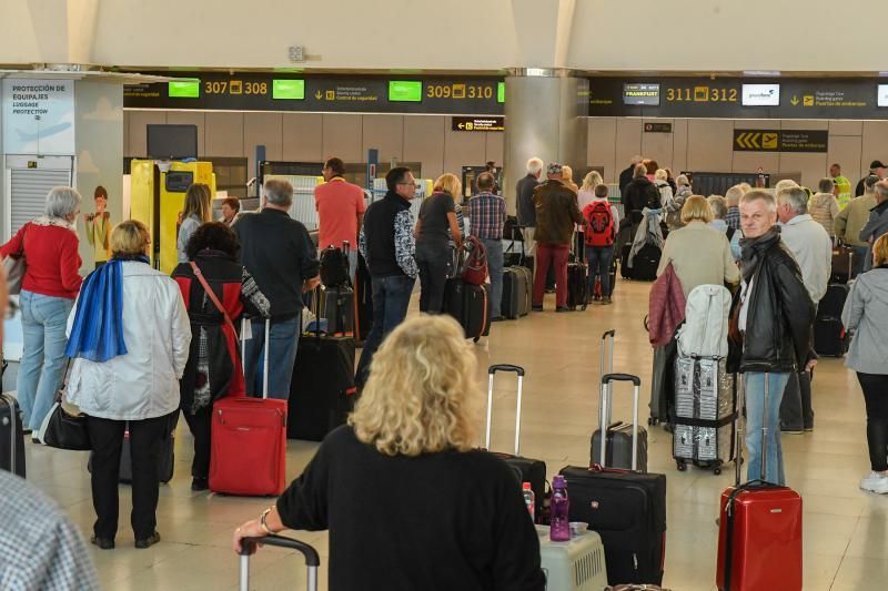 25-03-20  GRAN CANARIA. AEROPUERTO DE GRAN CANARIA. INGENIO TELDE. Ultimos turistas en salir y llegada de un vuelo desde Barcelona con tan solo once pasajeros. Efecto del Covid-19 en el Aeropuerto de Gran Canaria.  Fotos: Juan Castro.  | 25/03/2020 | Fotógrafo: Juan Carlos Castro