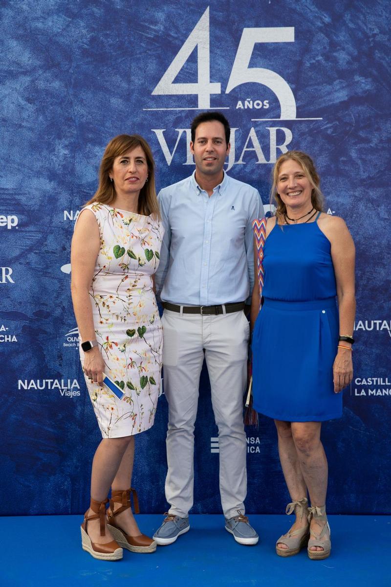 Alicia Zapico y Ana Fraile, de Nautalia viajes, junto a Jordi Hernández, del equipo de publicidad de Prensa Ibérica