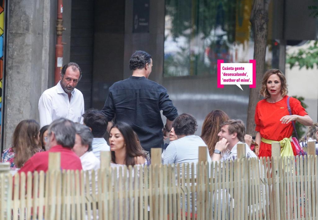 Ágatha Ruiz de la Prada de terraceo con Luis Gasset