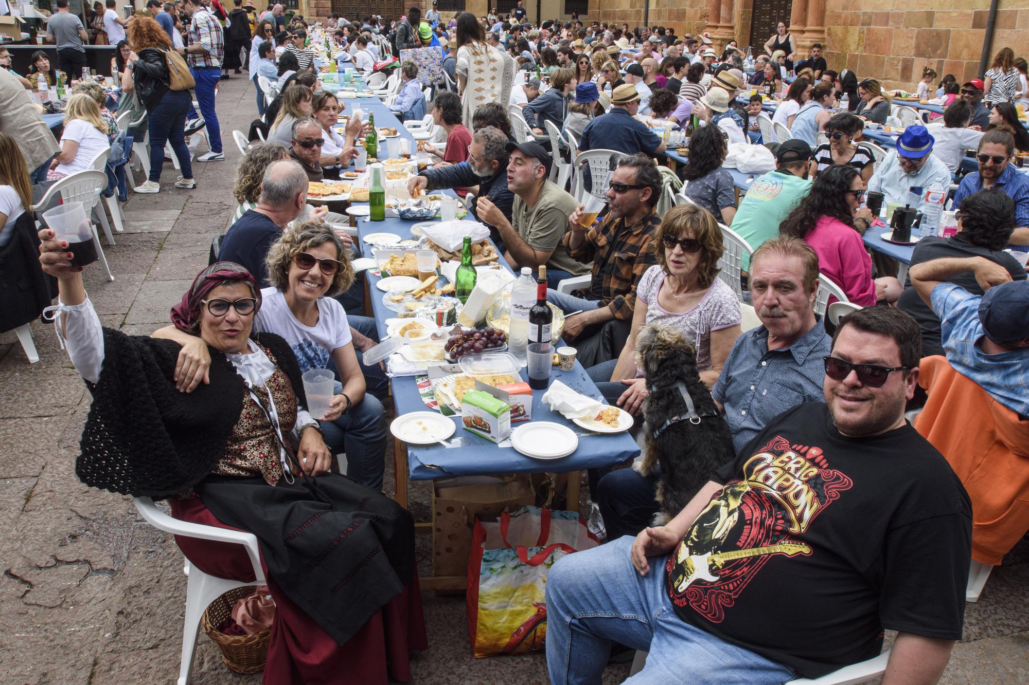 El Antiguo recupera su comida en la calle tres años después