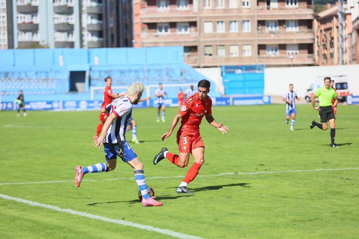 Isi Ros, durante el partido de la primera vuelta entre el Avilés y el filial de Osasuna