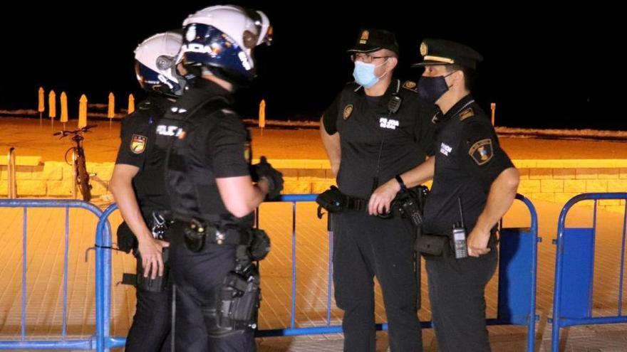 Agentes de la Policía Nacional y Policía Local la pasada noche en la playa del Postiguet.