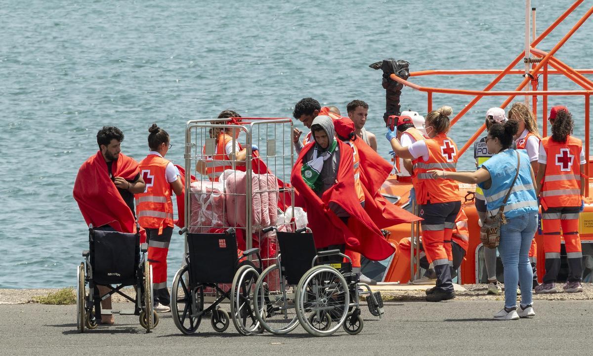 Migrantes en Puerto Naos tras ser trasladados por Salvamento Marítimo a Arrecife, este martes, 8 de agosto de 2023,.