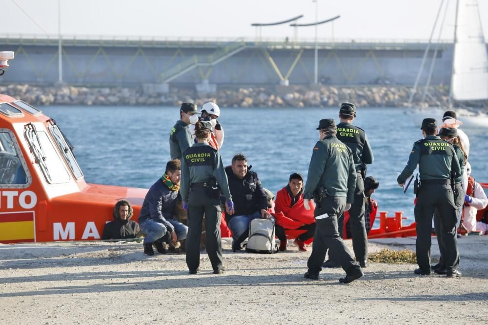 Guardia Civil, Cruz Roja y Salvamento Marítimo han puesto en marcha el protocolo para recepcionar a 24 personas rescatadas en el mar y que ocupaban una patera. 20 hombres y cuatro mujeres