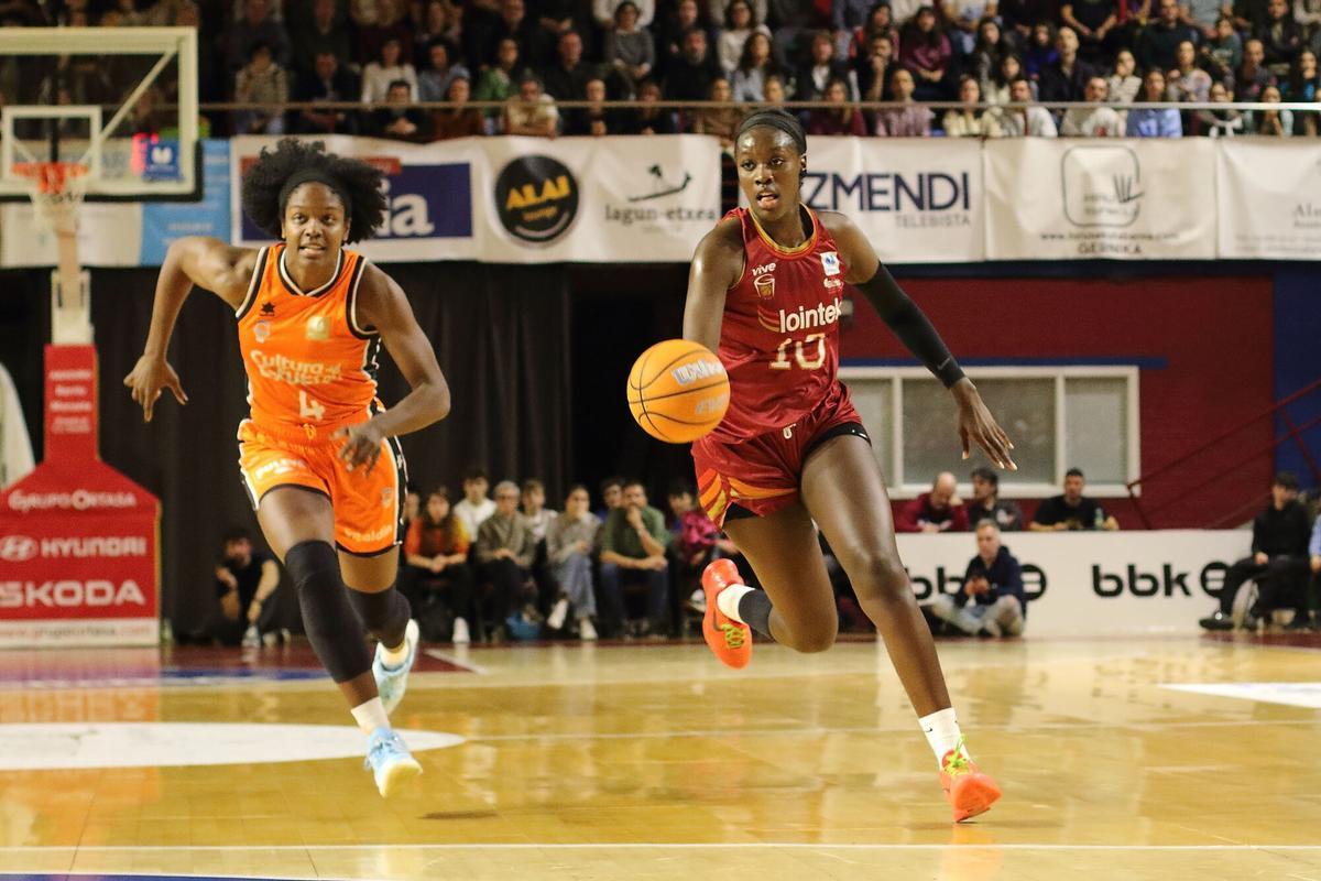 Las jugadoras taronja cedidas en Gernika, Awa Fam (17p) y Elena Buenavida (12p, 6r y 9a), firmaron un gran partido. //ÁNGEL GRANDE