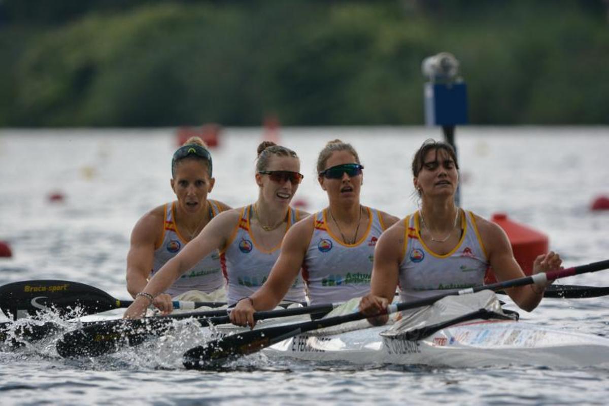 Portela (izquierda) y sus compañeras tras la final del Mundial. | // RFEP
