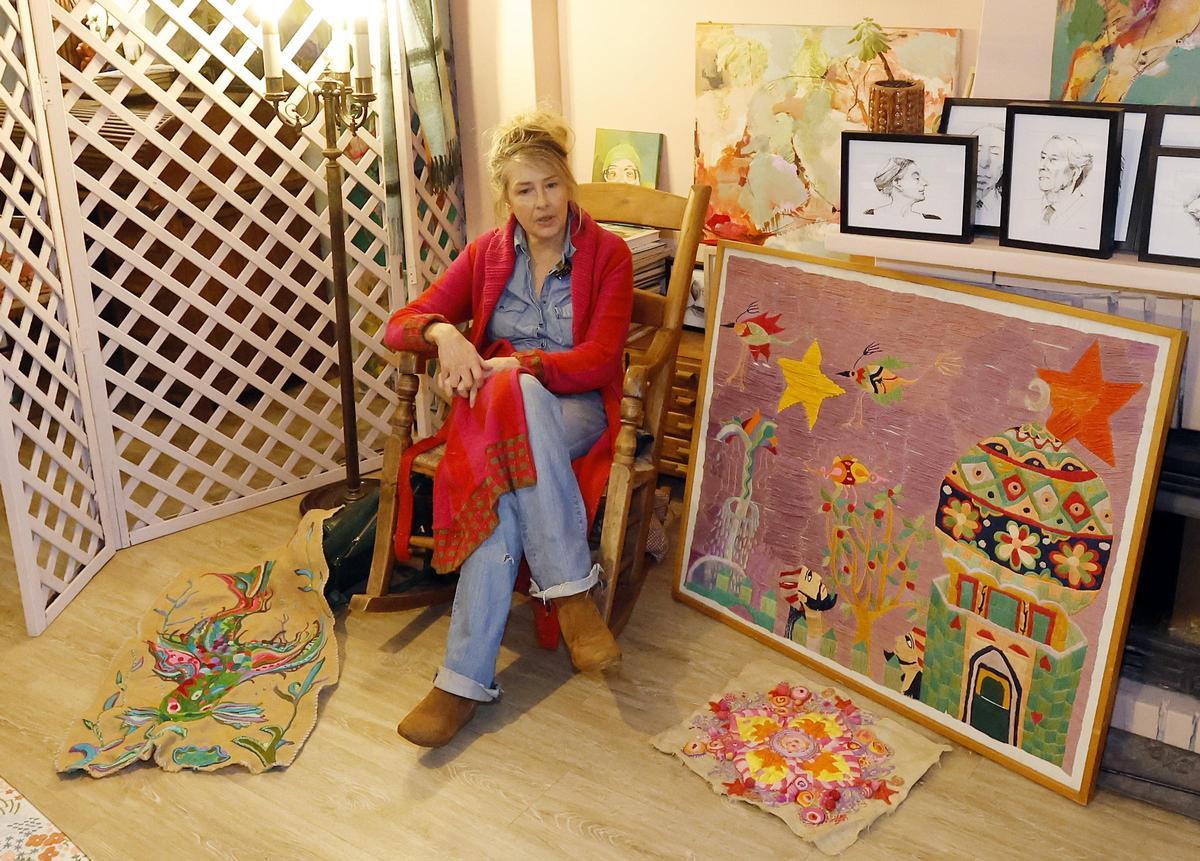 Bibi Quesada Legido con algunos de sus tapices