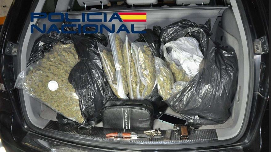 Pillan a un hombre conduciendo con 16 kilos de marihuana y una pistola y se da a la fuga en Mérida
