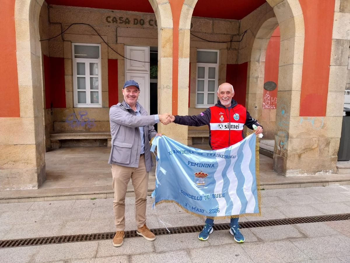 Félix Juncal y el directivo del Club do Mar Bueu Javier Fariña con una de las banderas de Bueu.