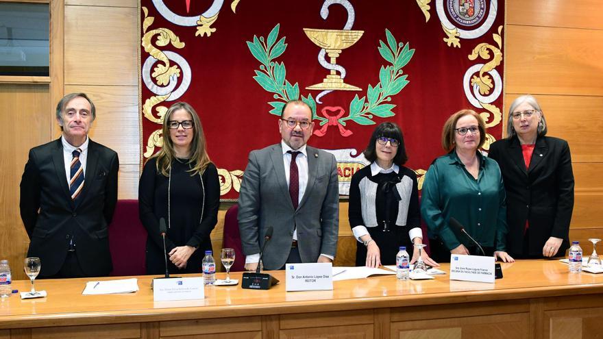 Farmacia entregou as insignias de ouro ao seu persoal xubilado no acto de festividade do centro