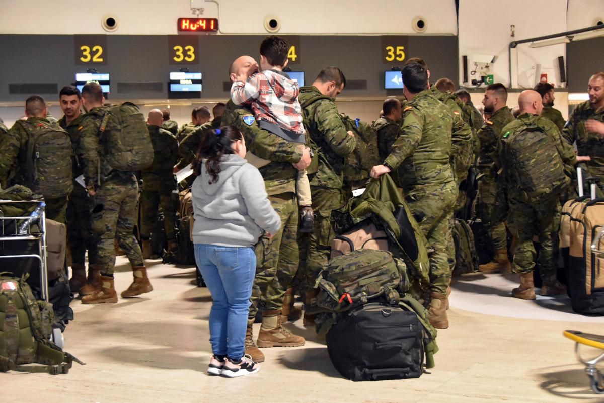 Un centenar de militares de Cerro Muriano parten a Letonia arropados por sus familias