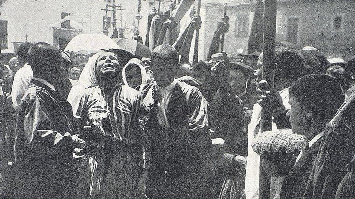 Imagen atribuida a Francisco de las Heras, Un detalle de la procesión de los espirituados en 1910.