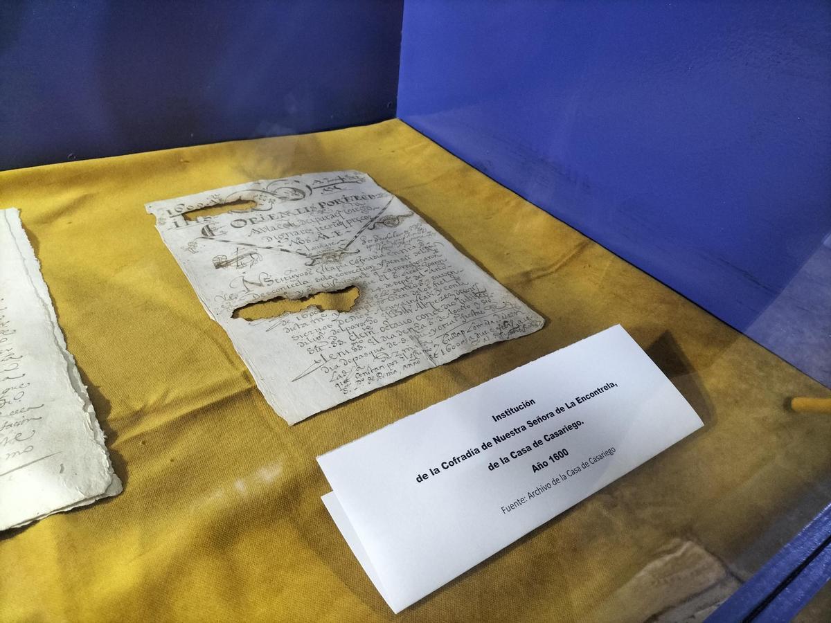 Tapia muestra una exposición histórica: los manucristos de la creación de la Cofradía del Carmen, hace 400 años