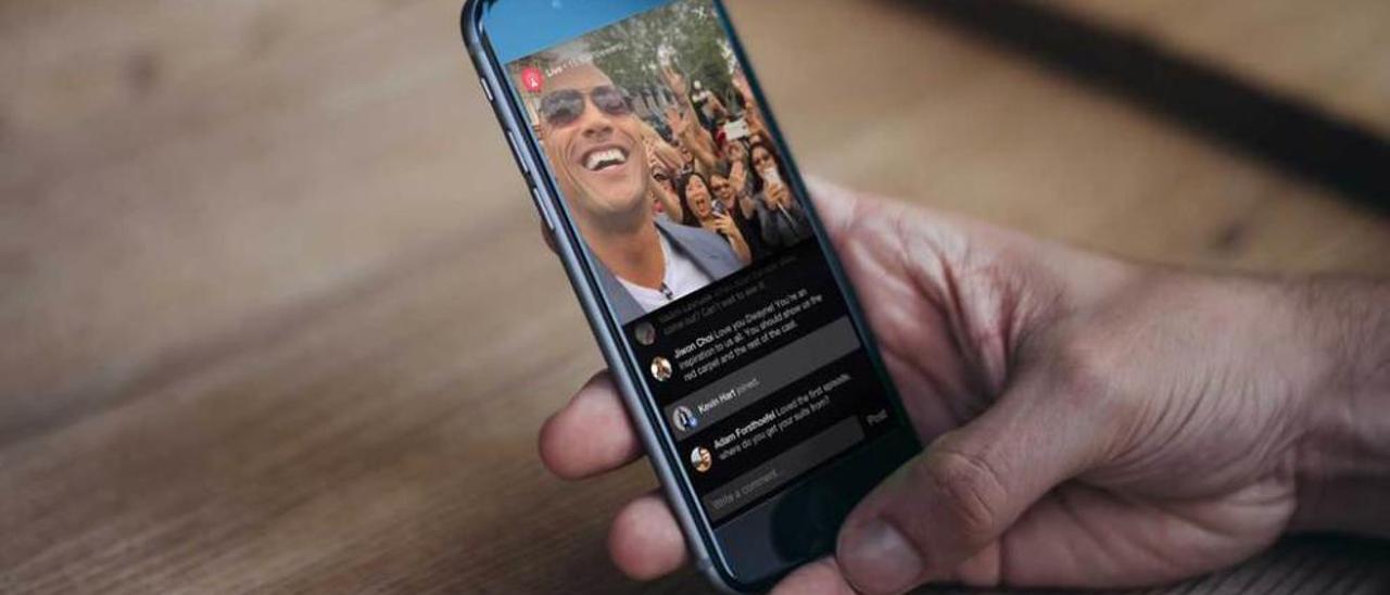Un usuario contempla un vídeo en Facebook Live.