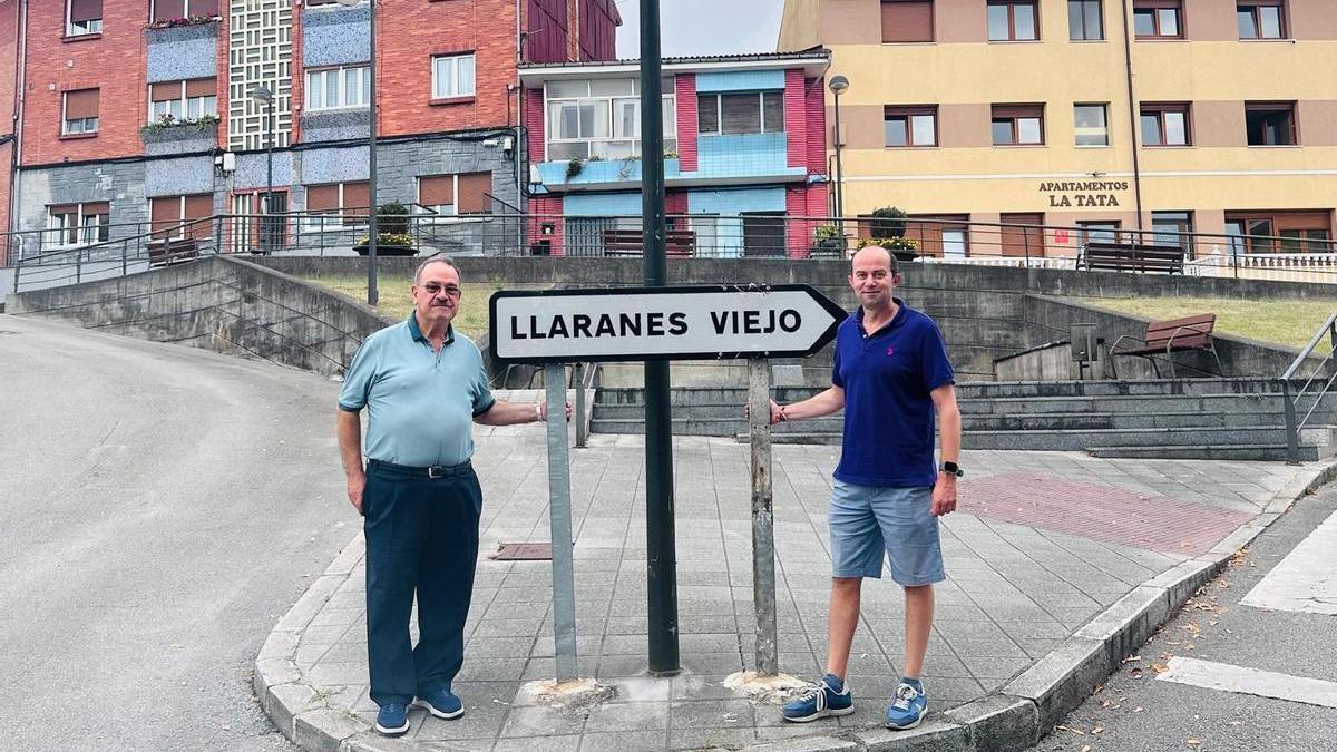 Uno de los vecinos con José Alfredo García Fernández del Viso durante la visita.