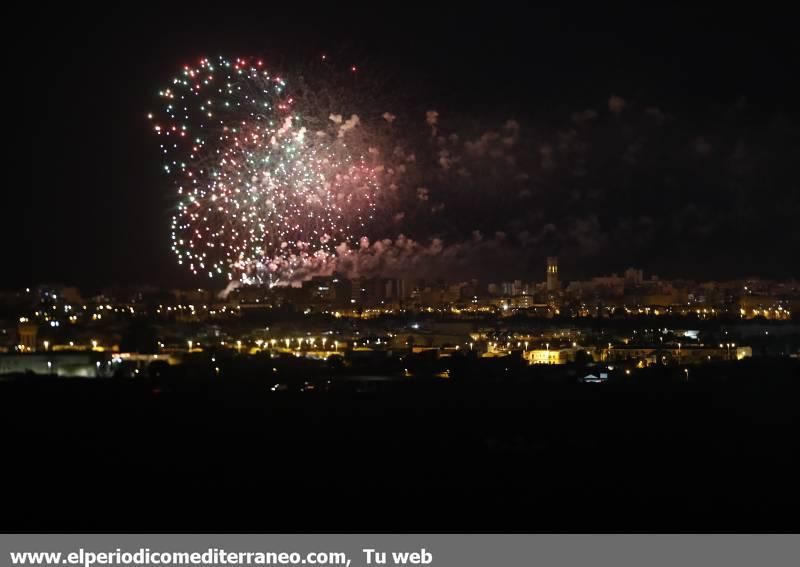 Triple castillo de fuegos artificiales en Burriana