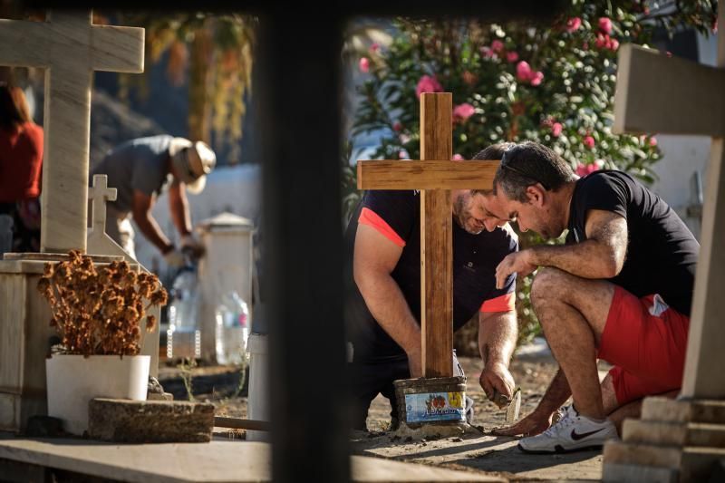 Cruces nuevas en el cementerio viejo de San Andrés