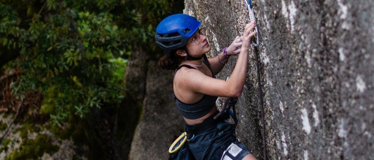 Mara (Montañeiros Celtas) haciendo un 8A en Plaza Picoña, San Cibrán