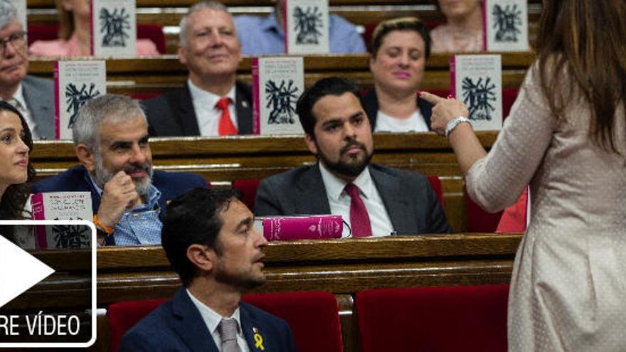 La consellera Borràs, d&#039;esquena.