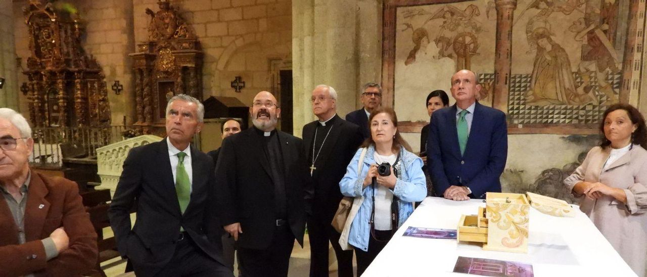 Uno de los murales restaurados (al fondo) y, sobre el altar, los cuatro anillos milagrosos hallados en 2020.