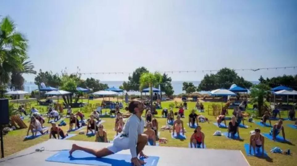 Una clase de yoga en Formentera en una imagen de archivo